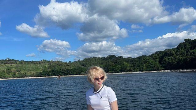 2NE1 공민지, 스포티한 요트 패션으로 청량미 발산…휴양지 룩의 정석