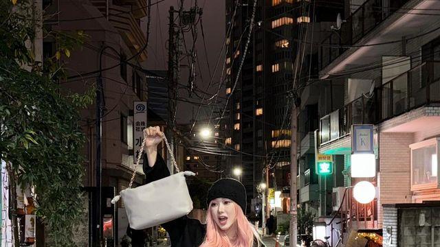 에스파 지젤, 핑크 팬츠로 완성한 '힙한 스트릿룩'