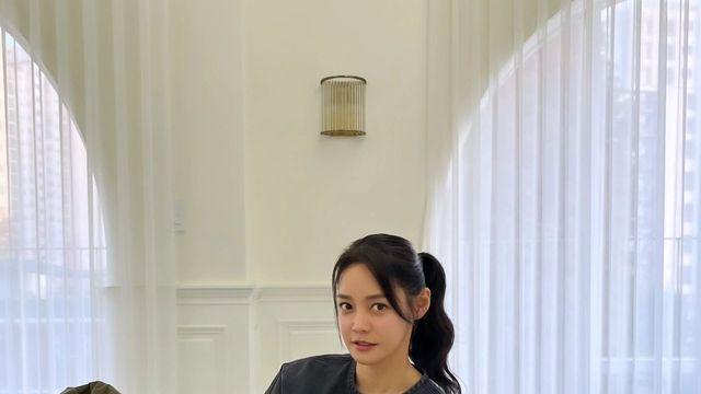 안현모, 데님 재킷과 카고 팬츠로 완성한 모던 캐주얼룩