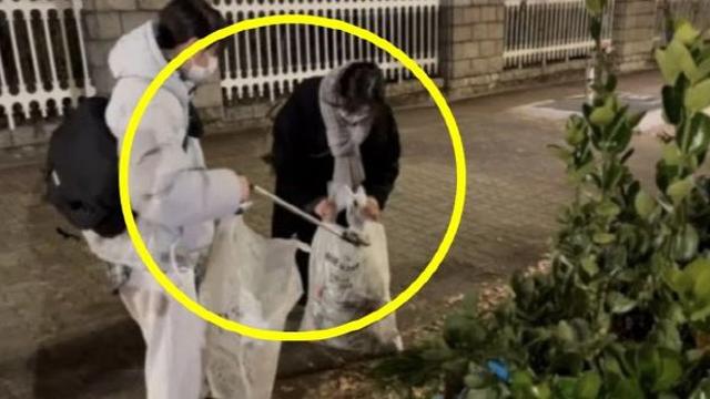 “더러운 거리 좀 그렇지 않나”… 집회 마치고 청소 나선 청년들