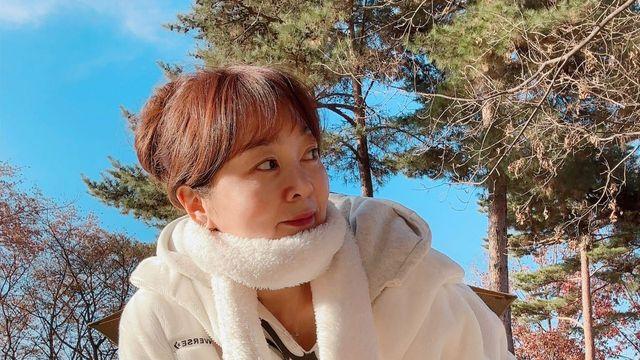 이승연, 양털 플리스와 블루 미니백으로 완성한 '따뜻한 겨울 감성'