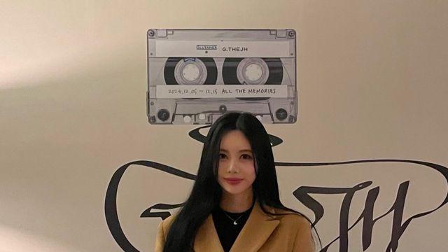 큐리, 카멜 재킷과 롱부츠로 완성한 '모던 빈티지' 룩