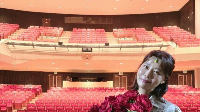 유선, 무대 위에서 빛나는 우아함…셔츠와 스커트로 완성한 감각적 뷰티