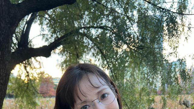 하연수, 빈티지 카멜 재킷과 패턴 스커트로 완성한 레트로 스타일링