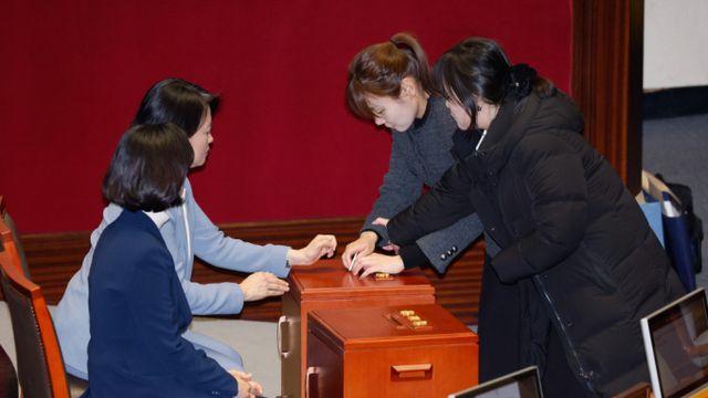 '불참당론'에도 탄핵 찬성…김예지 