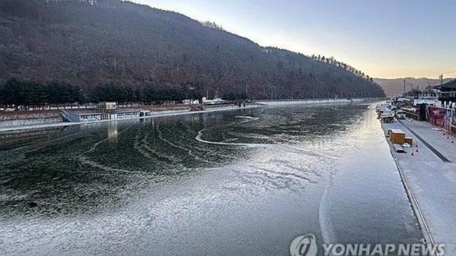'반갑다 추위야' 화천산천어축제장 결빙…축제 성공 예감