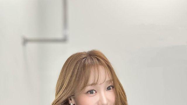 박지영 아나운서, 블랙 원피스와 긴 웨이브 헤어의 완벽한 조화