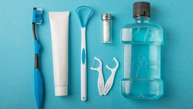 '칫솔 vs 치실'…둘 중 양치할 때 먼저 사용해야 하는 것은?
