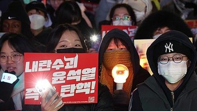 평일 저녁도 국회 앞 '촛불' 집결…與 당사까지 행진(종합)