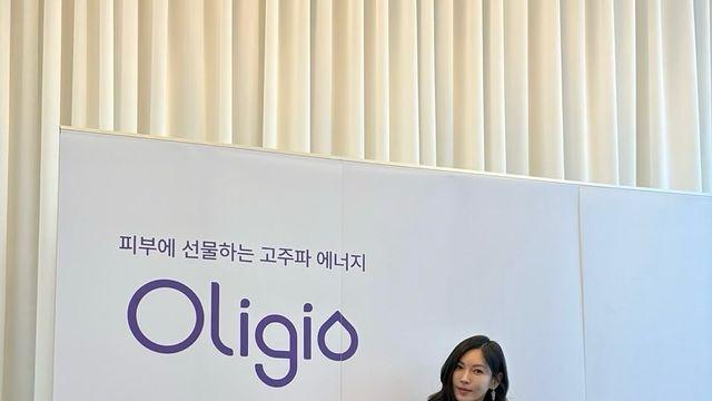 김소연, 슬림한 몸매 강조한 와인빛 원피스 스타일링