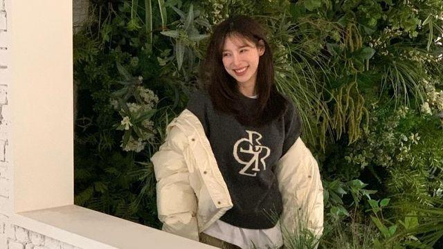 이나연, 크림 패딩과 베이지 팬츠로 완성한 겨울 캠퍼스룩