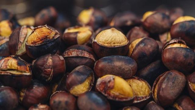 겨울철 대표 건강 간식 군밤…한 개 두 개 먹다보니 이런 효과가?