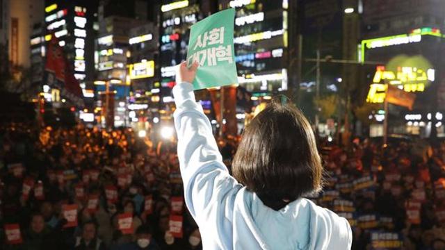 '윤석열 대통령 퇴진' 촛불집회 참가한 여성들 폭행한 10대 검거
