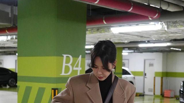 김준희, 롱 코트와 데님 팬츠로 완성한 얼죽코 스타일링