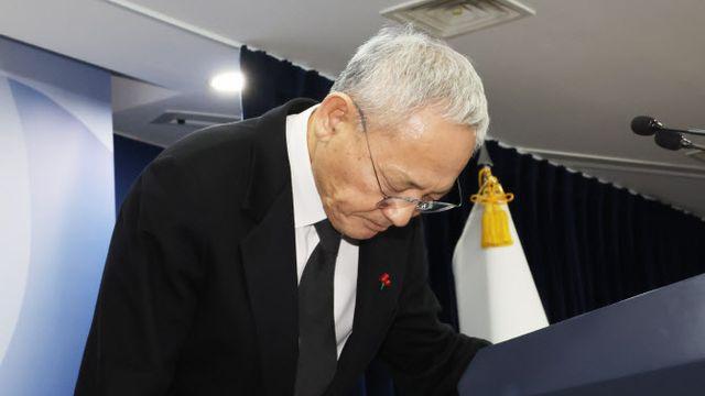 고개 숙인 유인촌 “국민께 송구, 野 연속 탄핵은 국민 위험”(종합)