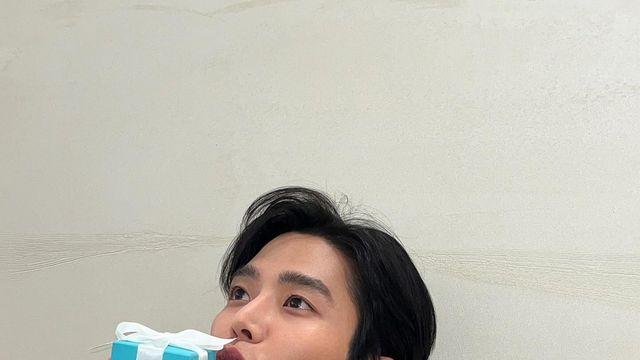 로운, 미니멀한 트렌드의 정석…티파니 블루 포인트로 완성한 감각 룩