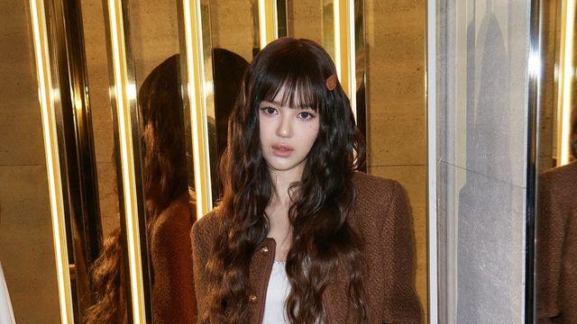 뉴진스 다니엘, 체크 미니스커트로 완성한 '인형 비주얼'…감각적인 스타일링