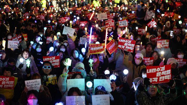 4만여 시민들, 국민의힘 당사 에워싼 채 