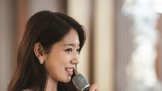 박신혜, 우아함이 돋보이는 트위드 원피스 스타일