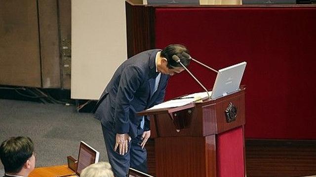 국무위원들, 野요구에 머리숙여 사과…김문수, 자리지켜(종합)