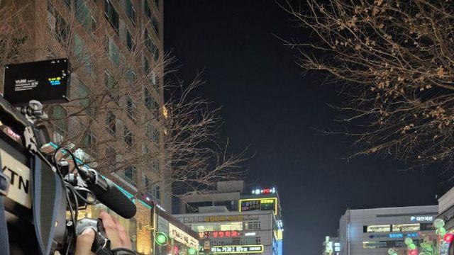 응원봉 들고 거리에 선 김동연 