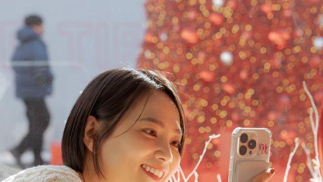 윤승아, 화이트 니트와 와이드 팬츠로 완성한 '겨울 여신룩'