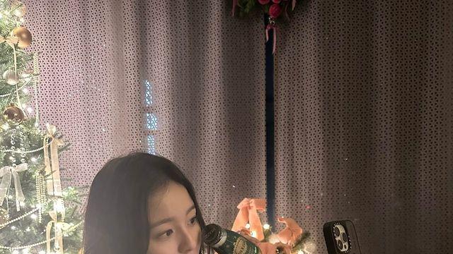 박지후, 캐주얼한 크리스마스 무드로 완성한 겨울 홈패션