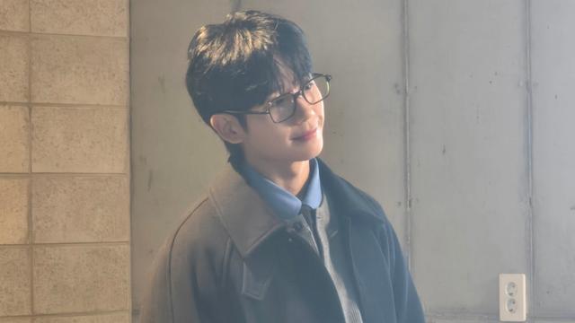 정해인, 블랙 코트와 골드 프레임 안경으로 완성한 겨울 남친룩