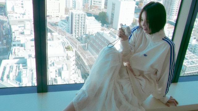 남규리, 트랙톱과 롱스커트의 신선한 조합