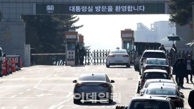 `피의자 윤석열` 영장 들고 대통령실 간 경찰, 3시간째 대치 중