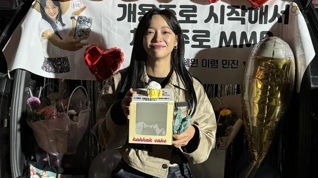 김세정, 카키 재킷과 데님 팬츠로 완성한 심플한 데일리룩… '힐링 미소'의 완벽한 조화