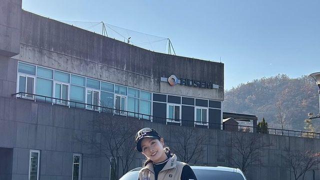 박결, 털 장식 레그 워머로 보온성과 스타일을 동시에 잡은 겨울 라운드룩