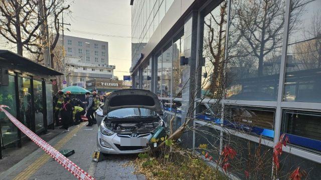 수원 새마을금고로 차량 돌진…보행자 1명 의식 없음