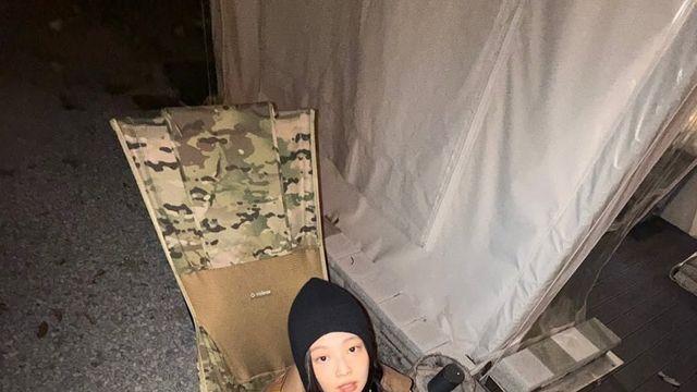 발이 시려워 꽁  셀럽들의 겨울 슈즈 어디거?