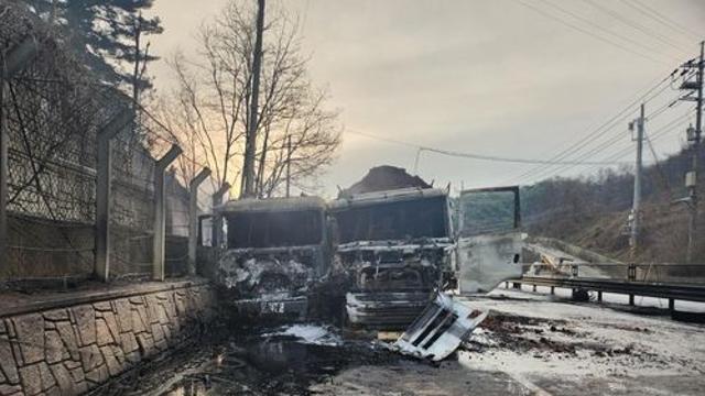 덤프트럭에 받혀 전소된 탱크로리서 운전자 숨진 채 발견(종합2보)