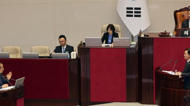박범계 “한덕수, ‘한-한 야합’으로 권력욕”…한덕수 “결코 아냐”