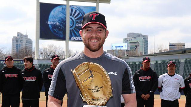 '의리남' LG 오스틴, 골든글러브 시상식 참석 위해 비행기 탔다···