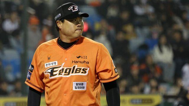 “내년에 더 잘하겠다” 류현진과 한화 고참들, 겨울바다 입수