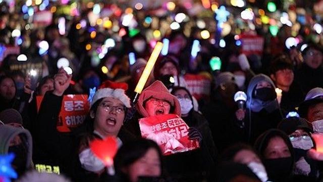 국회 앞 타오른 촛불…'與의원 얼굴 현수막' 찢기도(종합)