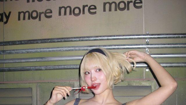 트와이스 모모, 클레비지라인으로 완성한 대담한 데님룩…'시크+러블리' 올킬