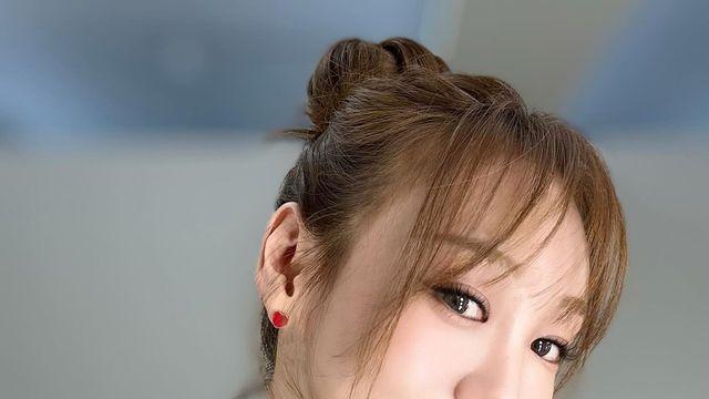 박지영, 레드 오프숄더 니트와 번 헤어로 완성한 홀리데이 무드