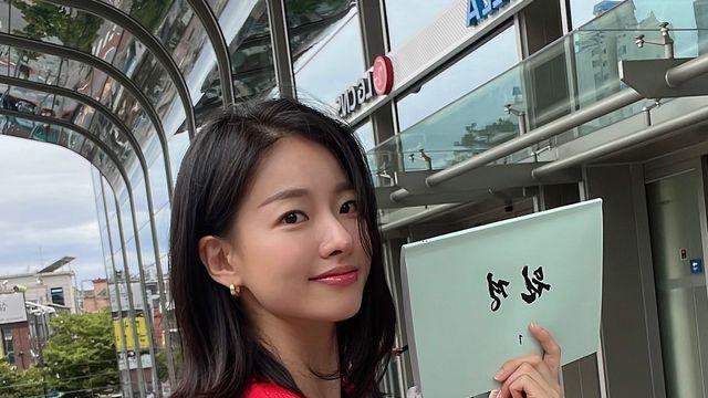 이시아, 레드 니트로 완성한 '심플 앤 시크' 매력