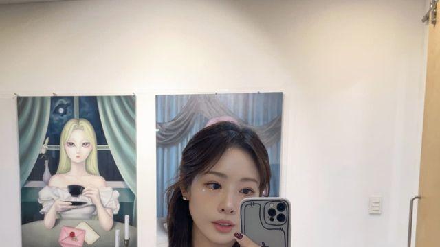 신수지, 미니 스커트와 니삭스로 강조한 다리 라인