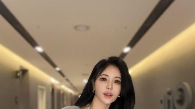 강예빈,롱 코트+데님 팬츠로 완성한 세련된 '얼죽코' 스타일링