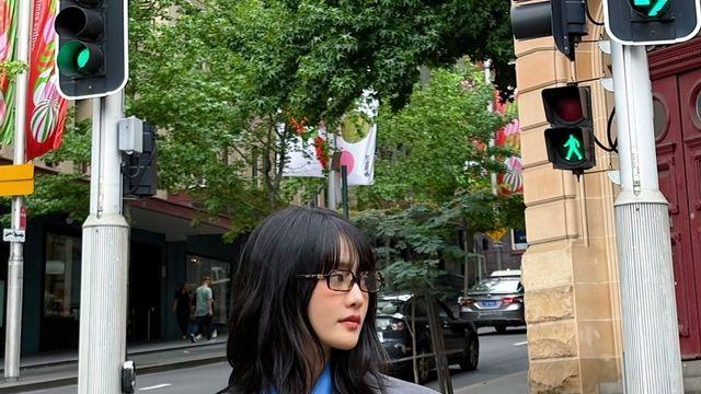 (여자)아이들 민니, 그레이 재킷과 네이비 팬츠로 완성한 모던한 매니시 룩