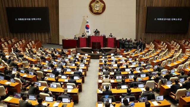 “아빠 제발, 내일 지나면 끝” 자녀 문자 받은 국힘 의원… 답변은