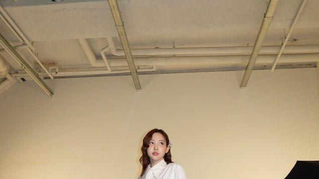 트와이스 나연, 과감한 블랙 & 화이트 스타일링…각선미로 시선 강탈