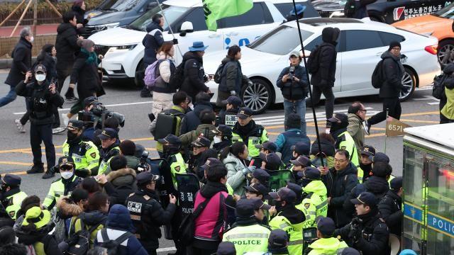 尹 담화에 성난 민주노총, 관저 앞서 탄핵 촉구…경찰 대치도
