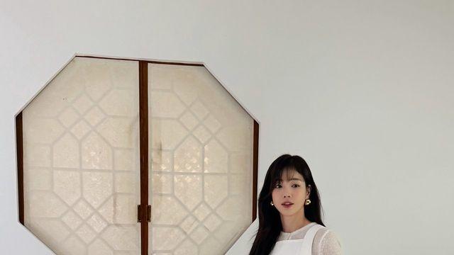 기은세, '니트+오버롤' 우아한 겨울 감성 올화이트룩 완성