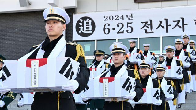 6·25 전사자 발굴유해 합동봉안식… 한 총리 